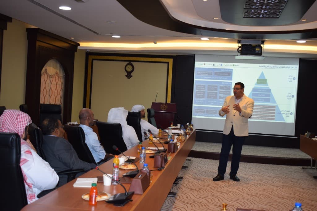 د. فتحي عبد العزيز يقدّم جلسة عن إطار عمل البيانات الذكية في دولة الإمارات أمام مجموعة من المهنيين